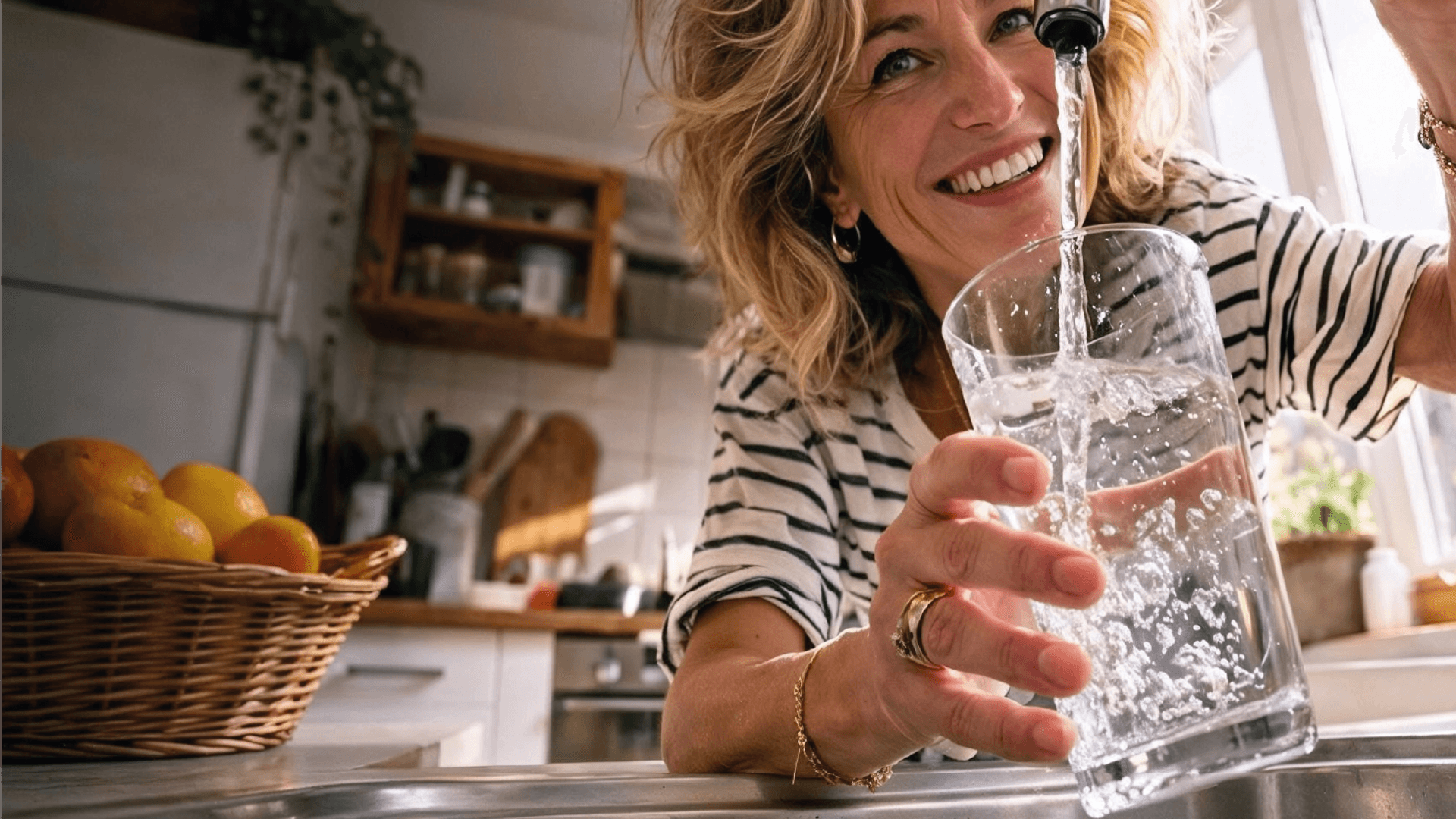 Une femme savourant une eau pure filtrée par Filtrabio