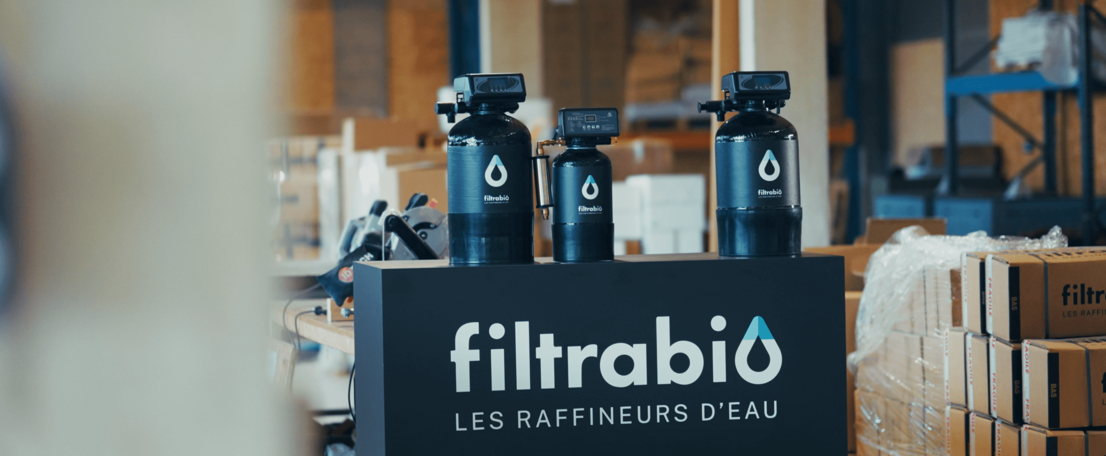 Eau Filtrabio servie en carafe — la gamme des Raffineurs d'Eau